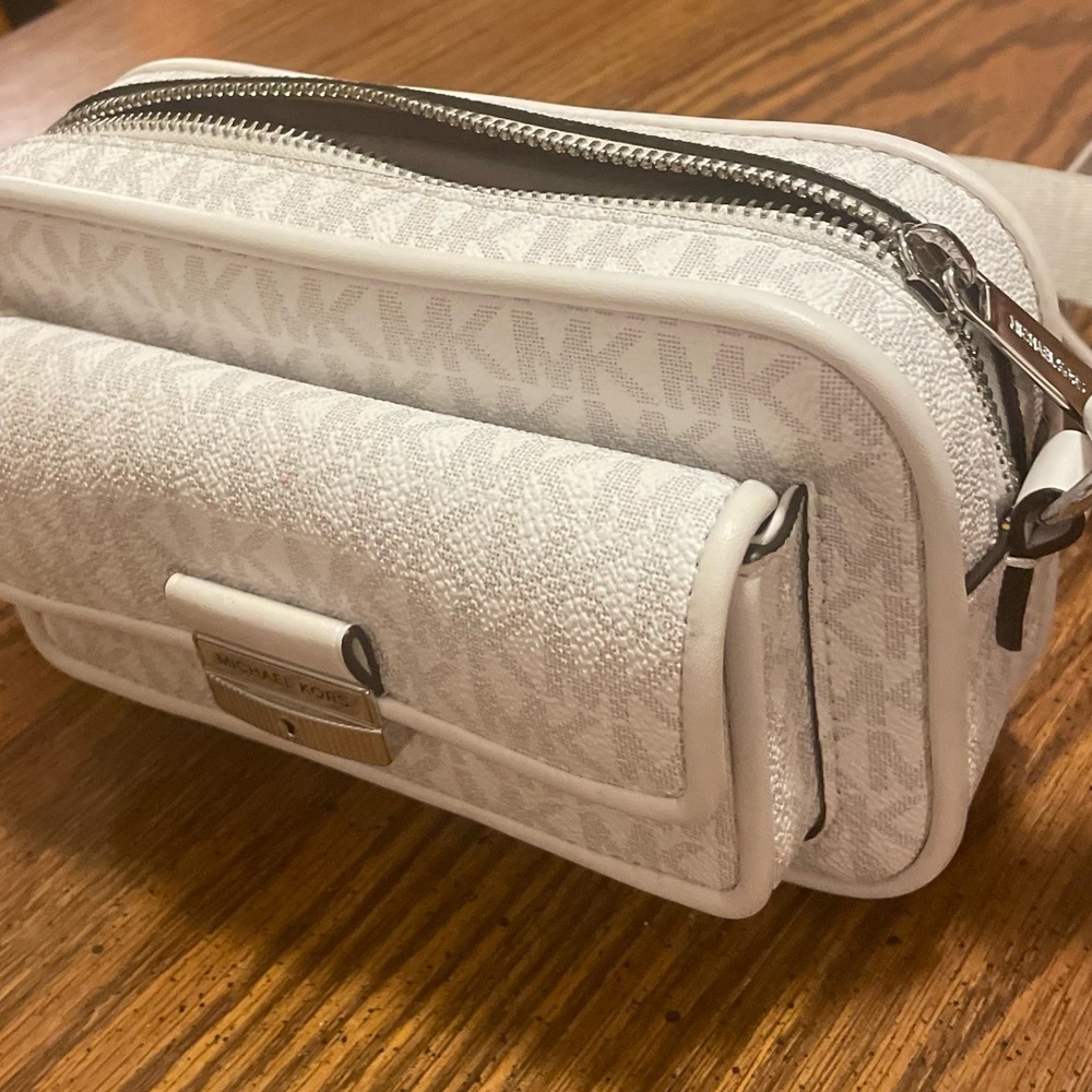 NWT Classy Michael Kors Cream Crossbody purse